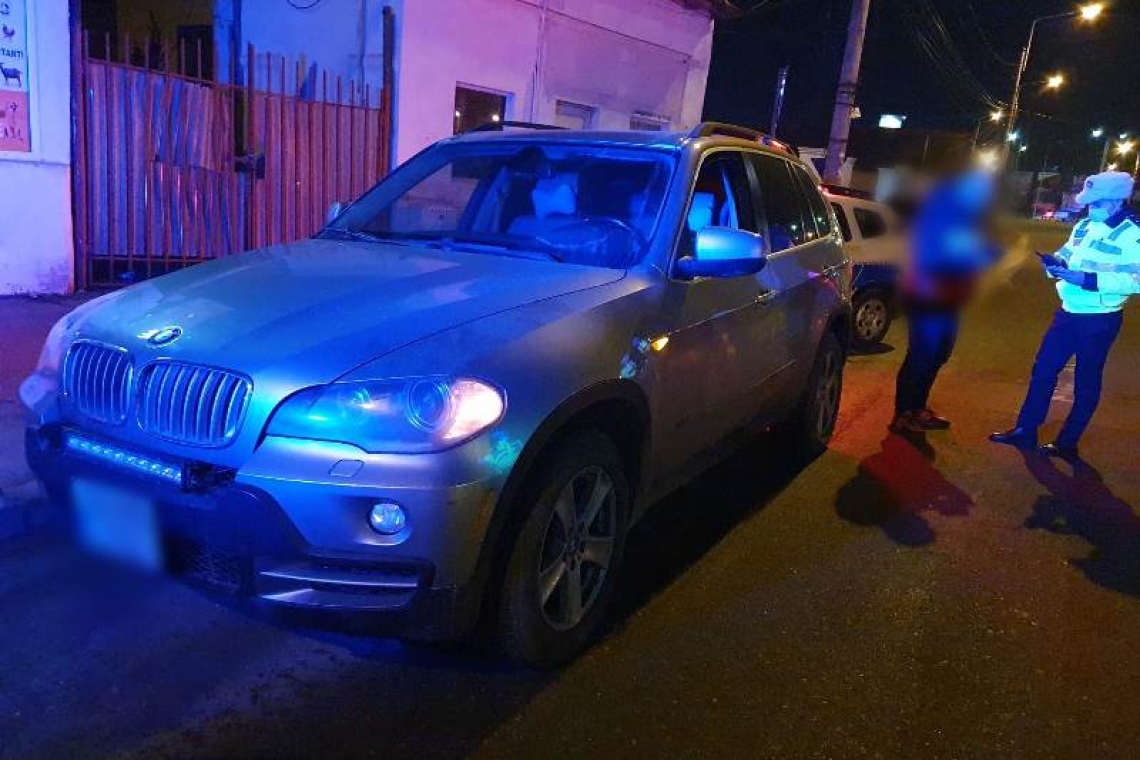Un BMW X5 furat în urmă cu puțin timp în București, oprit în trafic de polițiști ploieșteni 