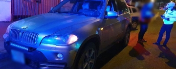 Un BMW X5 furat în urmă cu puțin timp în București, oprit în trafic de polițiști ploieșteni 