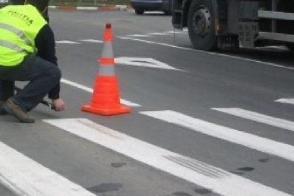 Accident pe o trecere de pietoni din Ploiești. O femeia a fost rănită și transportată la spital