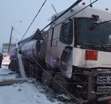 VIDEO| Accident în zona Bușteni! O cisternă încărcată cu peste 30 tone de combustibil a intrat într-un stâlp de electricitate 