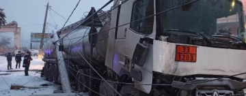 VIDEO| Accident în zona Bușteni! O cisternă încărcată cu peste 30 tone de combustibil a intrat într-un stâlp de electricitate 