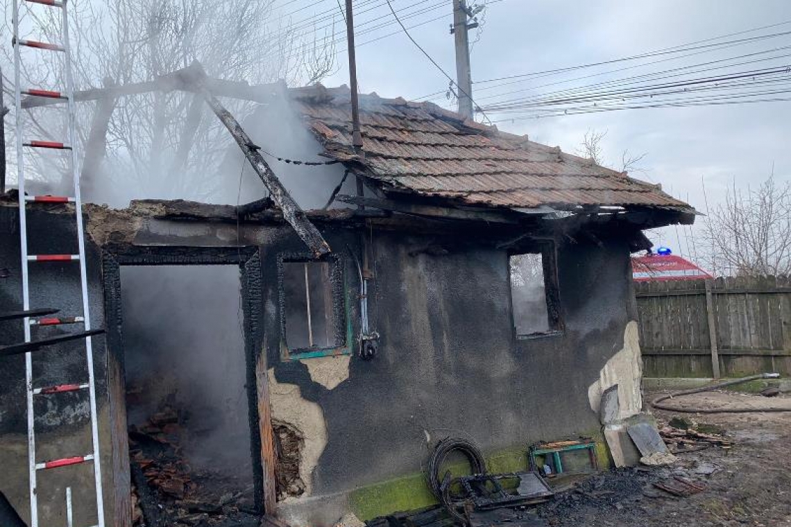 VIDEO Incendiu la o locuință din Prahova. Un bătrân a fost găsit mort în casă