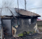 VIDEO Incendiu la o locuință din Prahova. Un bătrân a fost găsit mort în casă
