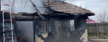 VIDEO Incendiu la o locuință din Prahova. Un bătrân a fost găsit mort în casă
