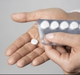 Un bărbat a murit din cauza unei supradoze de paracetamol. Se trata singur împotriva COVID-19