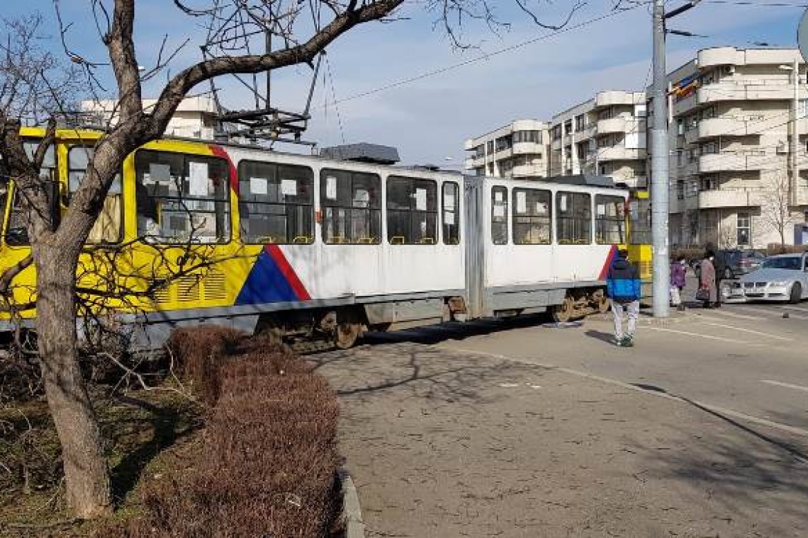Accident în Ploiești! Un tramvai a ajuns pe trotuar după ce a fost lovit în plin de o mașină
