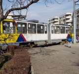 Accident în Ploiești! Un tramvai a ajuns pe trotuar după ce a fost lovit în plin de o mașină