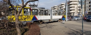 Accident în Ploiești! Un tramvai a ajuns pe trotuar după ce a fost lovit în plin de o mașină