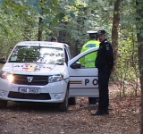 Femeie oprită de polițiști în timp ce transporta, cu un tomberon, cadavrul unui bărbat spre pădure