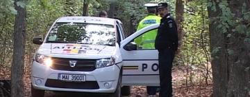 Femeie oprită de polițiști în timp ce transporta, cu un tomberon, cadavrul unui bărbat spre pădure