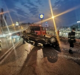 FOTO Accident în Ploiești provocat de un șofer beat. S-a răsturnat cu mașina pe podul de la Dedeman