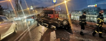 FOTO Accident în Ploiești provocat de un șofer beat. S-a răsturnat cu mașina pe podul de la Dedeman