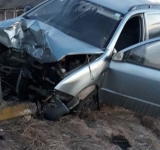 O mașină a intrat într-un stâlp în Jugureni. Doi adulți și doi copii, răniți grav