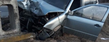 O mașină a intrat într-un stâlp în Jugureni. Doi adulți și doi copii, răniți grav