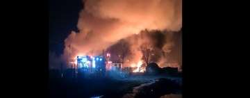 VIDEO Noi imagini cu incendiul de la fabrică de prelucrare produse petroliere din Prahova! Nu există pericol de explozie
