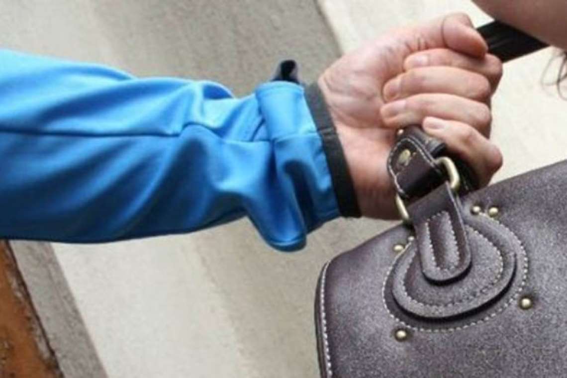 Femeie tâlhărită în plină stradă, în cartierul Vest din Ploiești. A fost atacată de un tânăr de 17 ani 