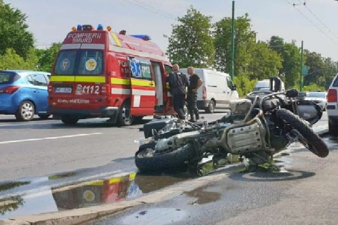 Motociclist rănit într-un accident rutier produs pe Șoseaua Vestului din Ploiești. Tânărul de 17 ani, transportat la spital