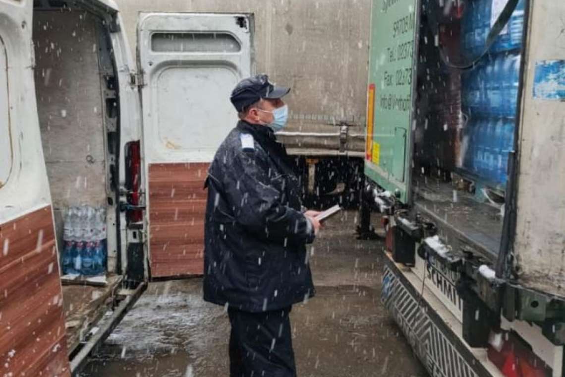 Hoți prinși în cartierul Bereasca în timp ce voiau să fure dintr-un TIR cu alimente 