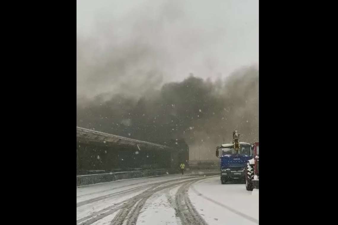 UPDATE Care a fost cauza incendiului de la o hală de produse inflamabile din Prahova