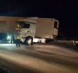 VIDEO Un TIR a derapat la Bușteni și a rămas suspendat, riscând să cadă în râul Prahova