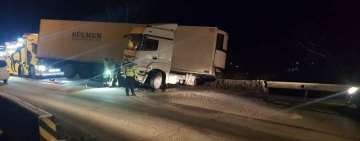 VIDEO Un TIR a derapat la Bușteni și a rămas suspendat, riscând să cadă în râul Prahova