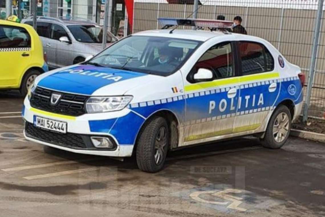Doi polițiști au fost amendați după ce au parcat pe două locuri de parcare pentru persoanele cu handicap