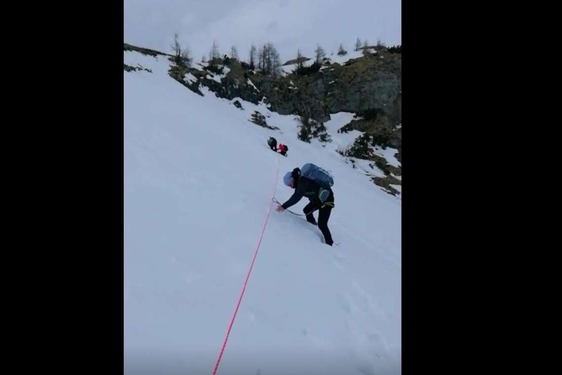 VIDEO Intervenţie a Salvamont Prahova. Doi turiști, blocați în zona Jepii Mari după ce s-au aventurat pe un traseu închis