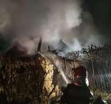 Incendiu în Breaza. Medicii fac tot posibilul pentru a salva viața unui bărbat