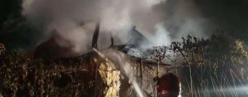Incendiu în Breaza. Medicii fac tot posibilul pentru a salva viața unui bărbat