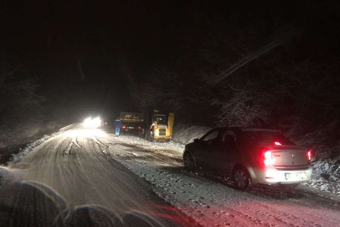 Trafic blocat pe DN 1A, la Cheia. Un TIR încărcat cu bere a derapat 