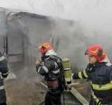 UPDATE FOTO Incendiu la un atelier auto din Breaza. În interior se află mai multe butelii de oxigen