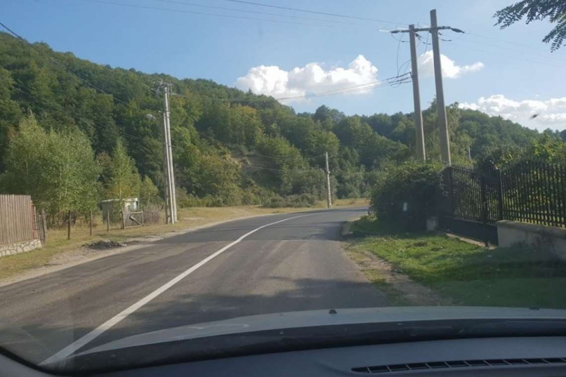Atenție, șoferi! Mașini atacate cu pietre într-o comună din Prahova