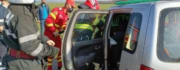 VIDEO Accident cu descarcerare pe DN1, la Păulești. Două persoane, transportate la spital