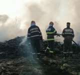 VIDEO | Incendiu la Bucov! Tone de deșeuri depozitate ilegal au fost cuprinse de flăcări