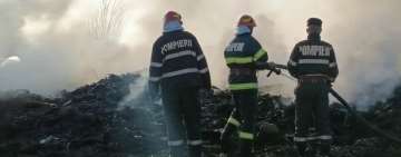 VIDEO | Incendiu la Bucov! Tone de deșeuri depozitate ilegal au fost cuprinse de flăcări