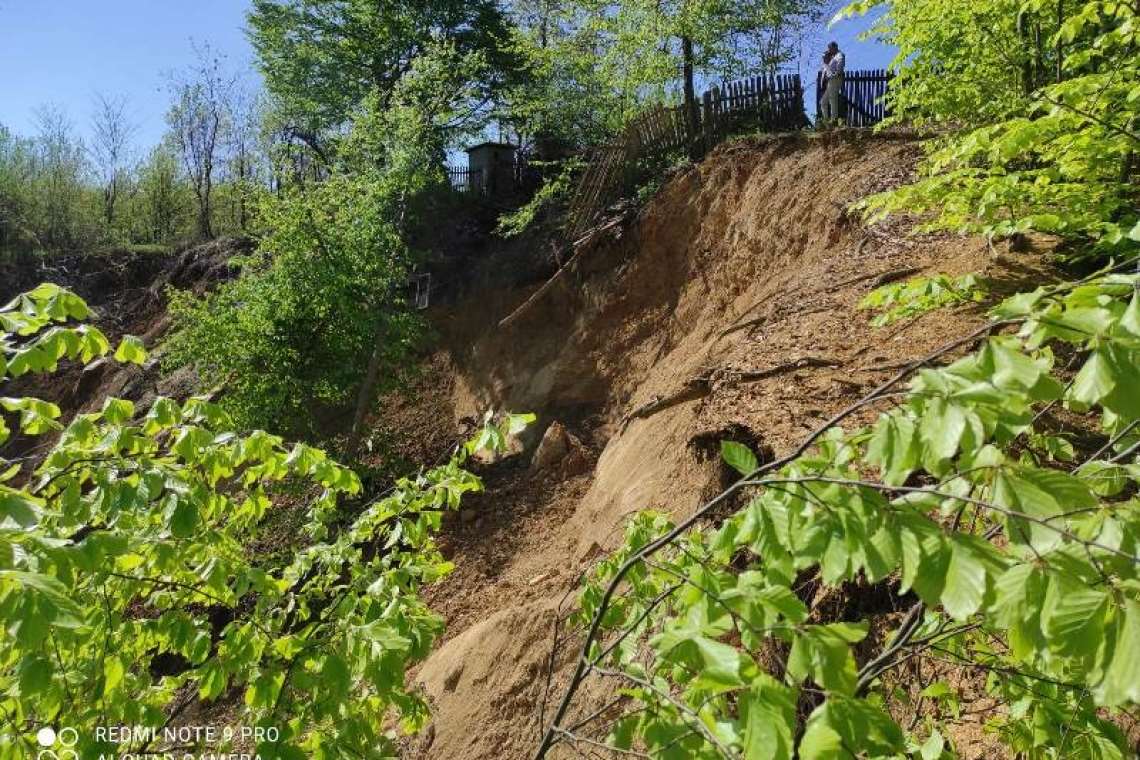Locuințe afectate în Vărbilău din cauza alunecărilor de teren. Mai multe familii au fost evacuate