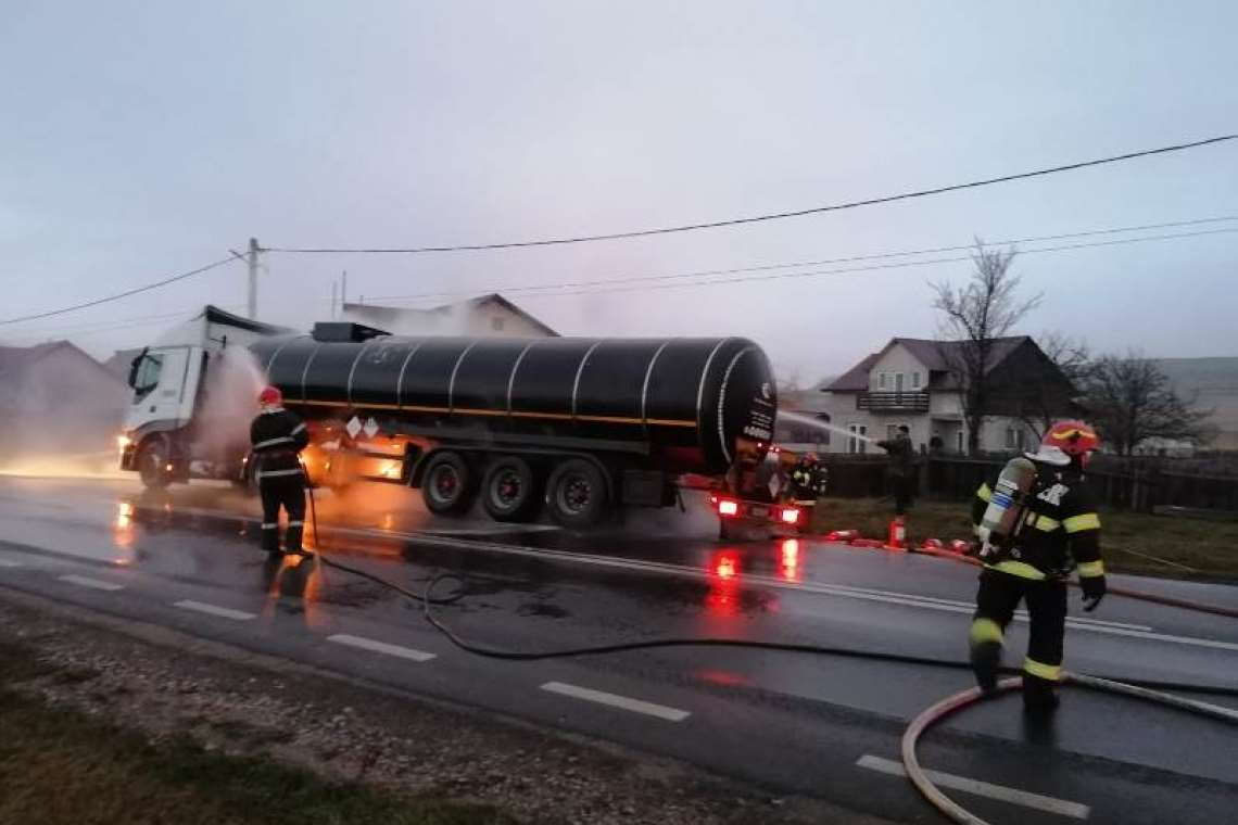 O cisternă încărcată cu biodiesel a luat foc pe DN 1A, în Prahova