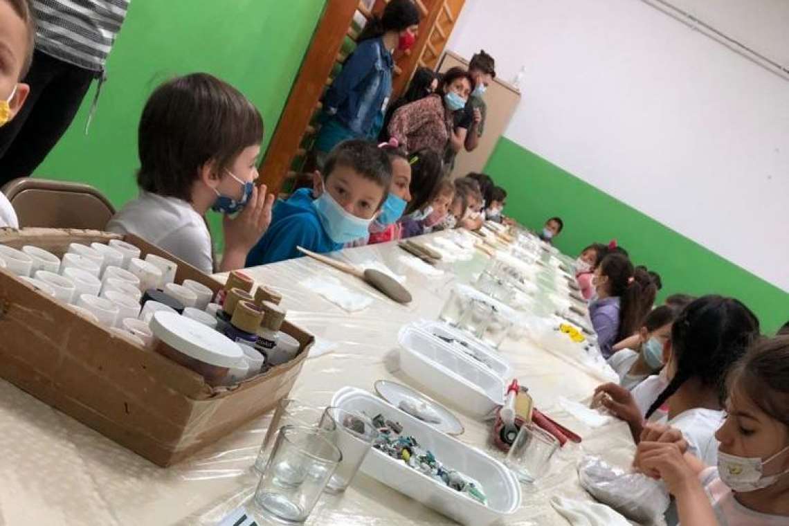 300 de copii din satele prahovene vor învăța arta mozaicului în cadrul proiectului ”REduce, REfolosește, REciclează – Ateliere educative”