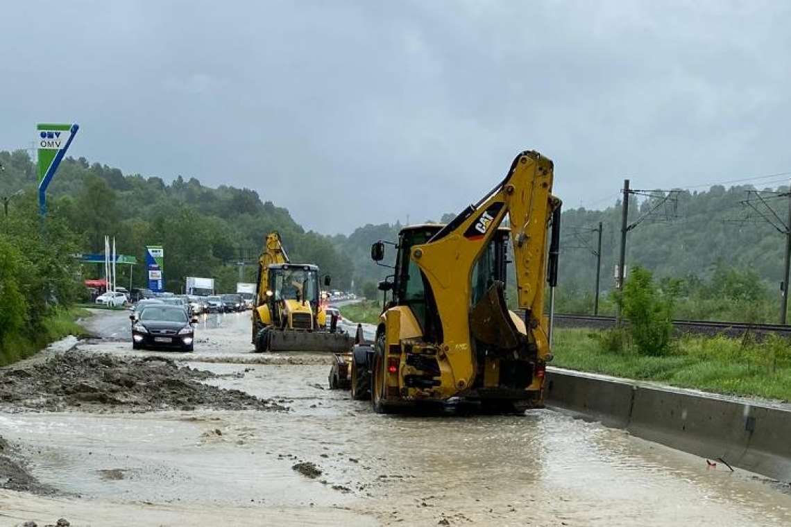 Trafic blocat pe DN1, în zona Breaza, din cauza unor aluviuni ajunse pe carosabil