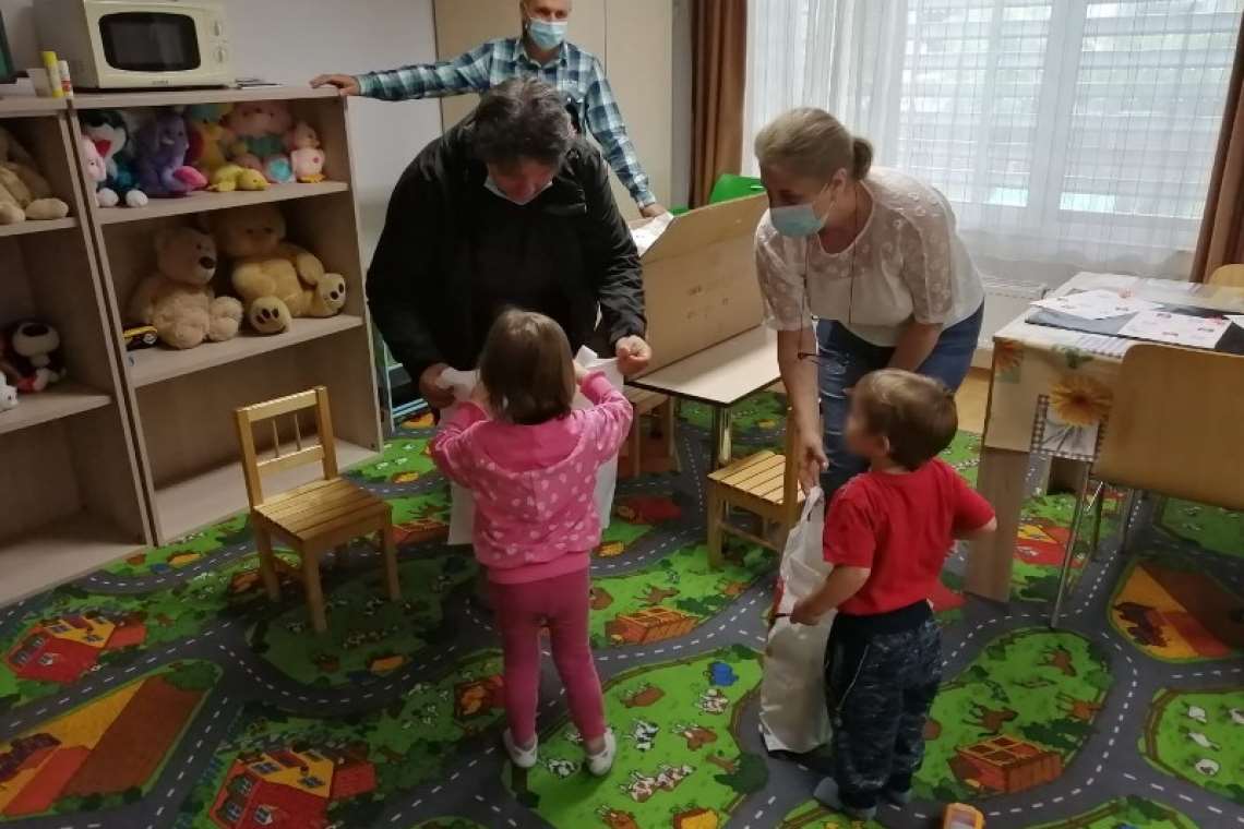 Copiii din centrele de plasament au avut parte de câte o surpriză oferită de către reprezentanţii Consiliului Judeţean Prahova