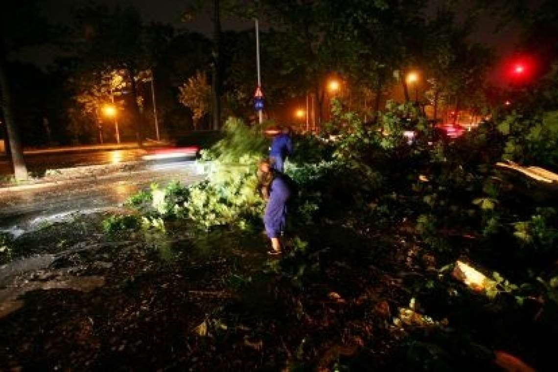  Pagube în mai multe localități din Prahova din cauza vremii. Drum județean blocat de aluviuni