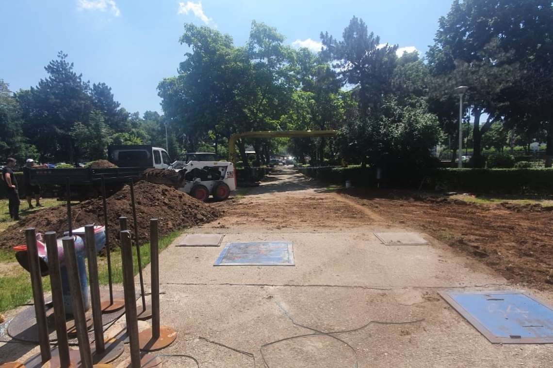 FOTO| Continuă lucrările de modernizare a locurilor de joacă din Ploiești.