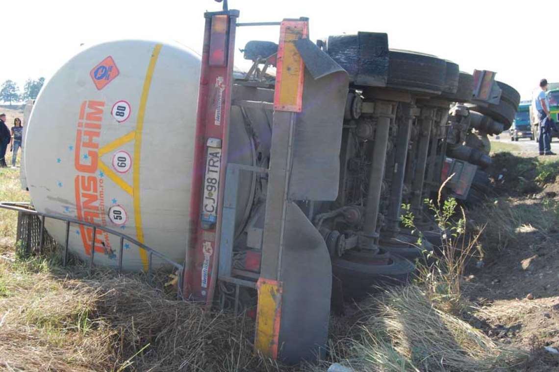 O cisternă încărcată cu 31 tone de combustibil s-a răsturnat la Gherghița! Sunt scurgeri de combustibil