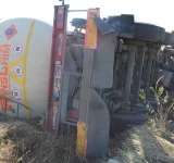 O cisternă încărcată cu 31 tone de combustibil s-a răsturnat la Gherghița! Sunt scurgeri de combustibil