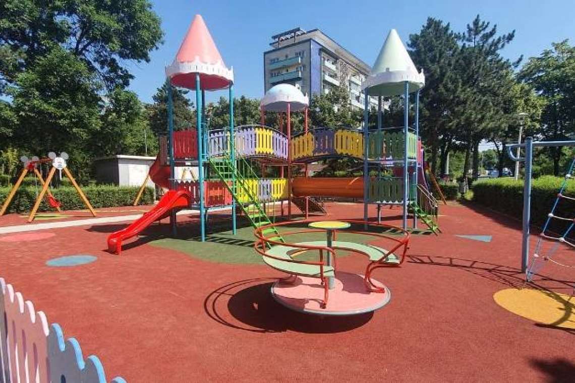 FOTO| Continuă modernizarea și reabilitarea locurilor de joacă din Ploiești. Azi, cel din Parcul Nord