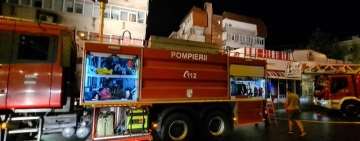 Vremea a făcut ravagii în județul Prahova. Acoperișul unui bloc din Câmpina a luat foc din cauza unui trăznet