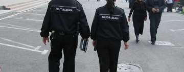 Bărbat imobilizat de polițiștii locali ploieșteni, după ce a aruncat cu pietre și crengi în trecătorii de pe Bd. Independenței