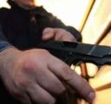 Ploieștean împușcat în cap cu un pistol airsoft, în timp ce dormea, de fostul cumnat