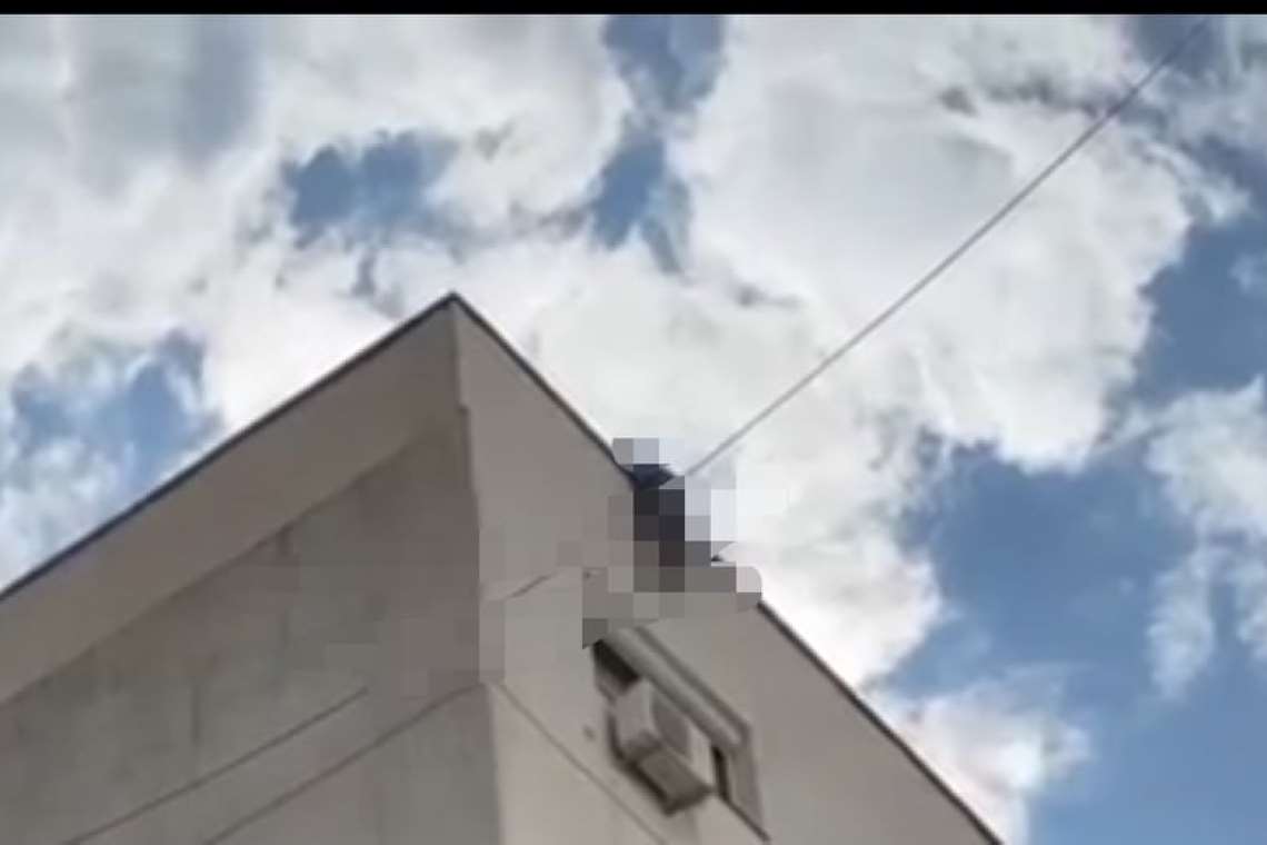 FOTO| O persoană s-a aruncat de pe un bloc din Ploiești. Medicii încearcă să-i salveze viața