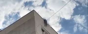 FOTO| O persoană s-a aruncat de pe un bloc din Ploiești. Medicii încearcă să-i salveze viața